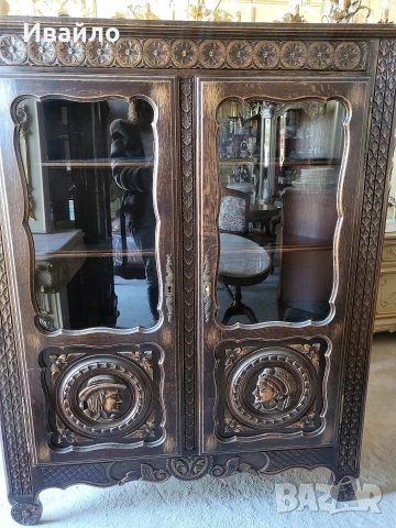 Старинна витрина 