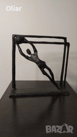 Статуетка на вратар в полет. Метал. , снимка 2 - Статуетки - 51763122