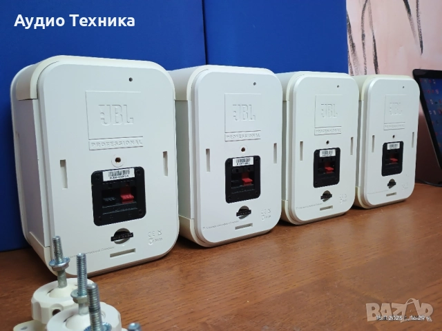 JBL CONTROL ONE PRO. 4 броя с оригинални стойки. Голям звук от малки тонколони. Изпращам видео. , снимка 13 - Тонколони - 52475767