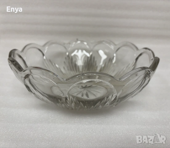 Стъклена купа ( фруктиера ) с релефни орнаменти и звезда на дъното