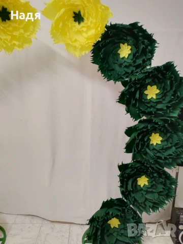 Арка от големи цветя креп хартия, снимка 2 - Декорация за дома - 51412600