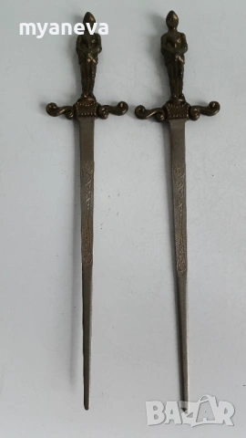 Рицарски, кожен герб с ножове за писма и декорация. , снимка 2 - Статуетки - 53850235