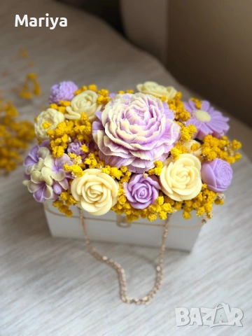 Букет с цветя от соев восък с аромат в син цвят  в чантичка 