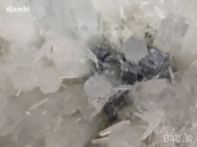 №188, Кварц, Кварцова друза с галенит, Кристали, Минерали, Родопи, Bgminerals,, снимка 3 - Декорация за дома - 48708116