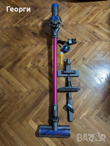Добра и почистена Dyson V6 прахосмукачка с читава батерия и аксесоари