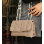 Дамска ватирана чанта в бежов цвят с клъч затваряне и дълга дръжк тип синджир, снимка 4