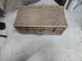 голям плетен куфар в много добро състояние и кръгла маса, снимка 1