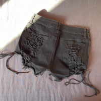 Накъсани деним панталонки с връзки отстрани, снимка 2 - Къси панталони и бермуди - 36356328