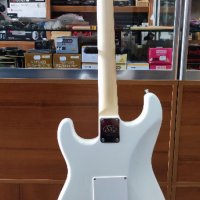 Електрическа китара цвят бял, снимка 4 - Китари - 40495937