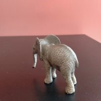 Колекционерска фигурка Schleich African Elephant Calf 2015 14763, снимка 5 - Колекции - 41574467