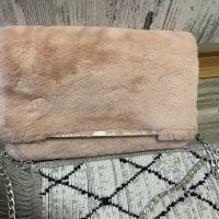 Чанта бебешко розово рошава имитация на заешка кожа еко косъм , снимка 1 - Чанти - 35833312