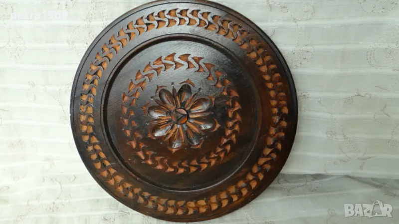 Резбована дървена чиния за окачване, снимка 1