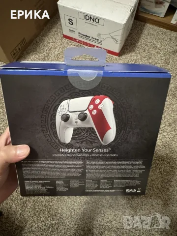 Безжичен контролер DualSense - God of War 20th Anniversary, Limited Edition 2 броя, снимка 2 - Аксесоари - 56017888