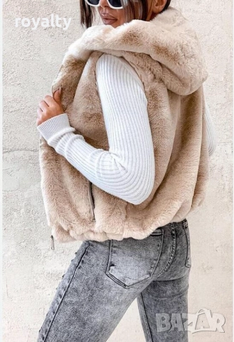 Дамски бежов пухкав елек, снимка 2 - Елеци - 51995458