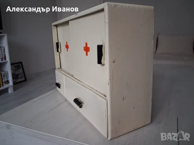 Дървена ретро аптечка, снимка 3 - Антикварни и старинни предмети - 56022614