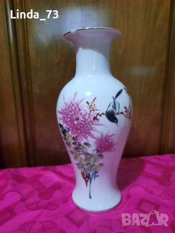 Много красива и голяма ваза с птица и розови цветя - от фин и лек порцелан. Маркирана. Внос от Дания, снимка 1