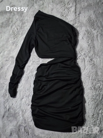 Къса черна рокля