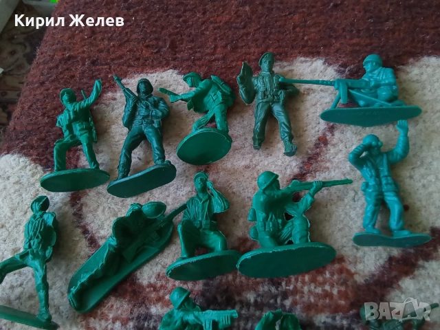 Войници пластмасови 12 броя 51726, снимка 2 - Колекции - 52105750
