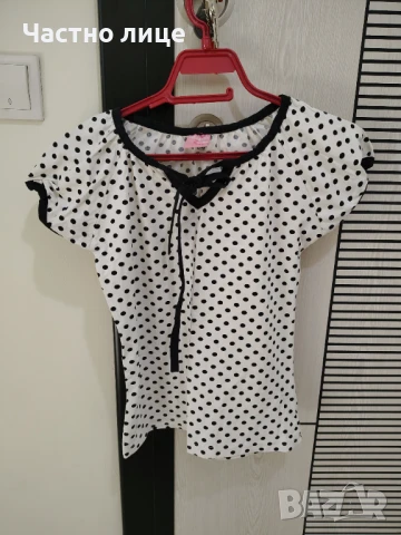 Продавам блуза бяла на черни точки от памук и еластан