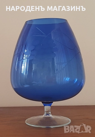 Ваза от синьо стъкло с гравирани елементи цветя 