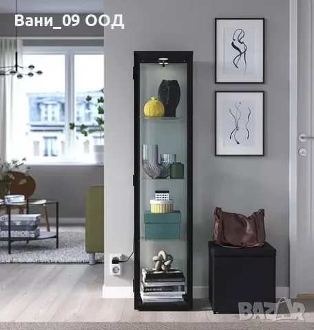 Висока витрина с осветление 