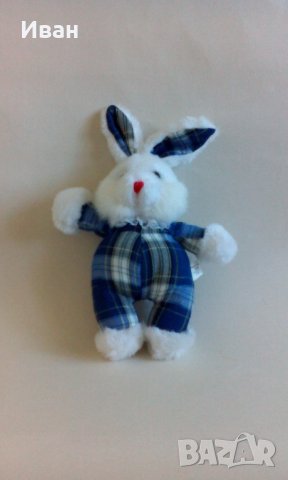 Плюшена играчка заек с панталон, бял, 28 см - само по телефон!, снимка 1 - Плюшени играчки - 35689960
