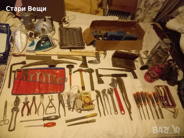 Ножове стари инструменти и вещи