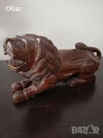 Много красива, стара статуетка на лъв. Дърво. Декорация.