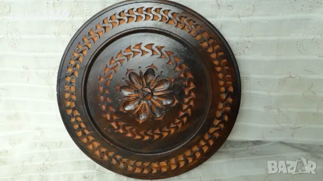 Резбована дървена чиния за окачване