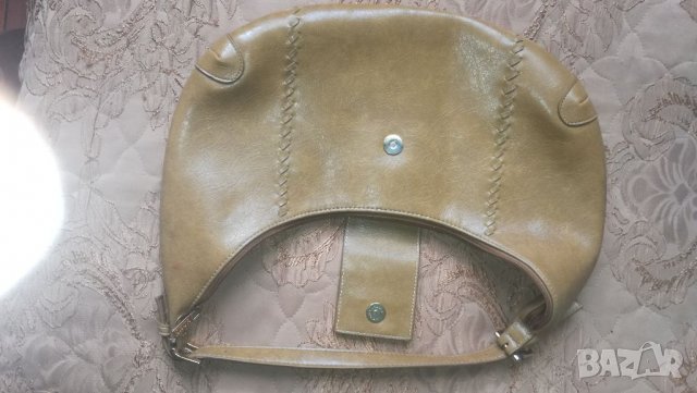 Кожена дамска чанта и зимна шапка