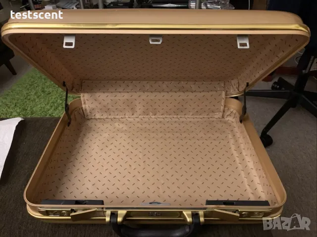 WWE Money In The Bank Briefcase куфар gold колекционерски Договорът в куфарче , снимка 10 - Колекции - 48988450