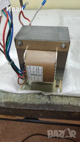 Трансформатор две по 15 и едно 27 волта. 