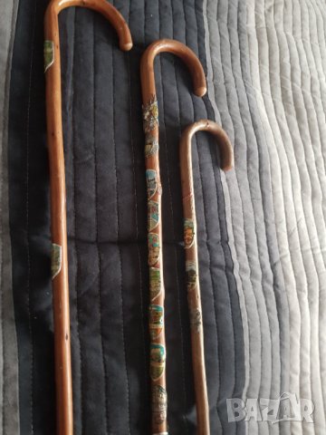 Три броя стари тиролски бастуни със значки, снимка 2 - Антикварни и старинни предмети - 34707441