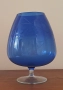 Ваза от синьо стъкло с гравирани елементи цветя , снимка 1
