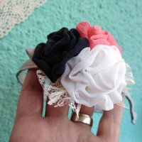 диадема с цветя в черно бяло сьомга / корал Диадема ръчна Изработка , снимка 1 - Аксесоари за коса - 41827200
