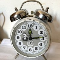 Красив бял стар часовник с камбанки, снимка 1 - Антикварни и старинни предмети - 44215275
