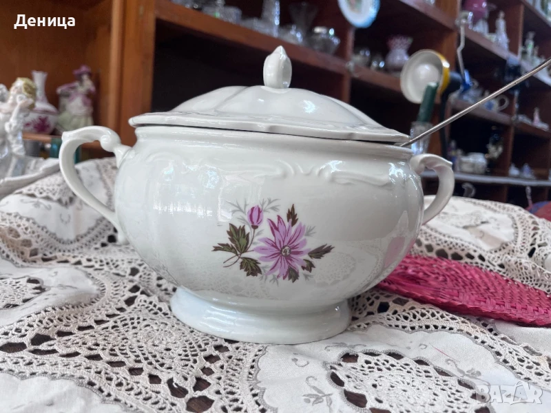 Горски слез и Изида Бароков супник  Интересното при него е, че е с капак без декорация, но така съм , снимка 1