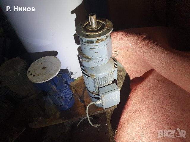 мотор редуктор прав на фланец със спирачка 2.2 кW 45 rpm