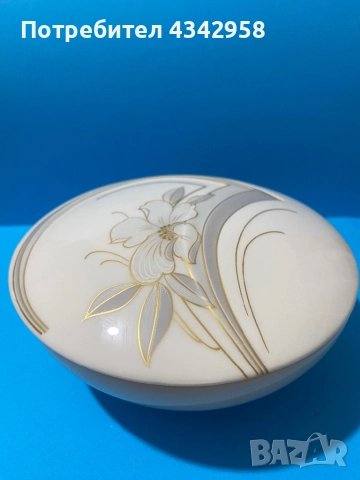 Винтидж порцеланова кутия Kaiser Porzellan с капак, декорирана с флорален мотив "Анабел".1970 г.