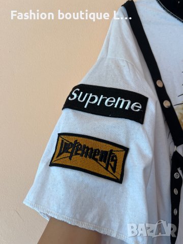 Широка бяла тениска с черни ленти и уникален принт 🖤, снимка 2 - Тениски - 44269766