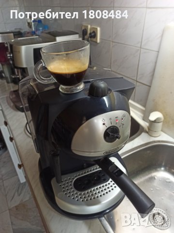 Кафемашина Делонги с ръкохватка с крема диск, работи отлично и прави хубаво кафе с каймак , снимка 2 - Кафемашини - 42310539