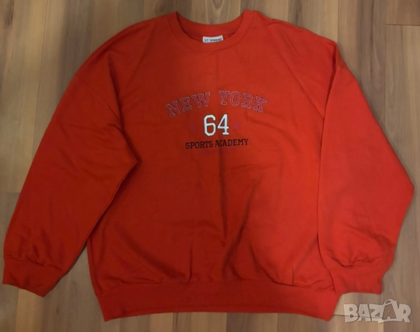 Червен суичър без качулка. С надпис. От LC WAIKIKI