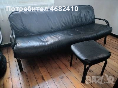 Черен диван с метална конструкция