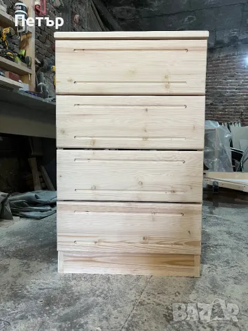 Скрин с четири чекмеджета,масив