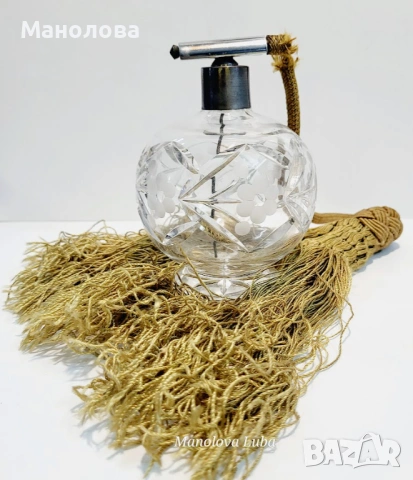 Голяма ръчно изрязана кристална стъклена бутилка за парфюм в стил Art deco с пулверизатор, снимка 4 - Други ценни предмети - 53123610