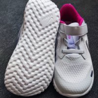 Детски маратонки за момиче Nike Revolution 5, снимка 4 - Детски маратонки - 42020835