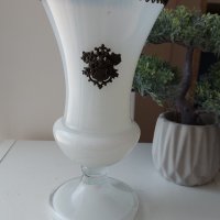 Стъклена ваза-двуцветно стъкло с метални орнаменти, снимка 1 - Вази - 40838308