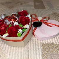 Кутии и чантичички с рози и бонбони, снимка 1 - Декорация за дома - 43988425
