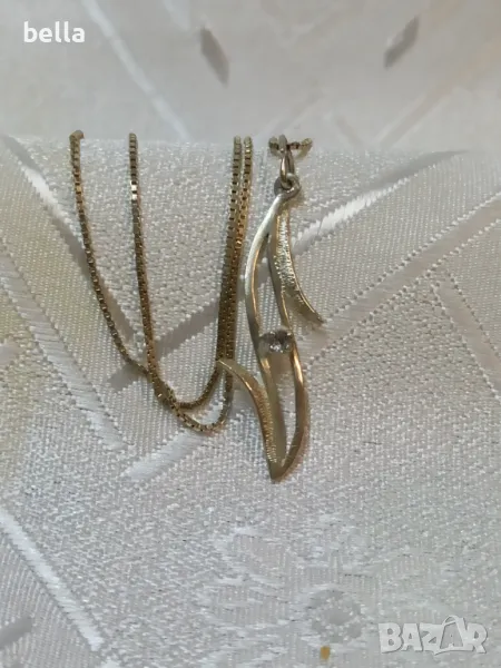 Сребърно колие медальон листо в средата малък диамант,дължина на медальона 3,5 см ръч.изработка, снимка 1