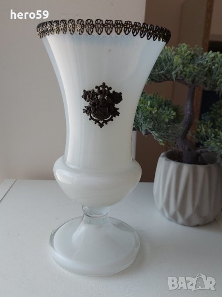 Стъклена ваза-двуцветно стъкло с метални орнаменти, снимка 1